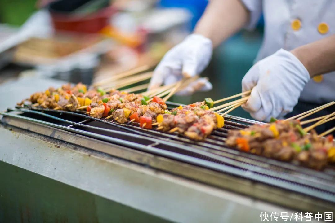 高温天要警惕饮食三大“陷阱”(高温持续，这 5 个饮食风险要尽早排查！)