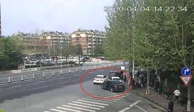  同行|萧山街头白色奥迪连撞三车，被撞车主事后报警：撞我们的是同行