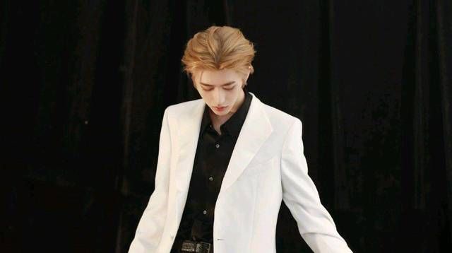  蔡徐坤|她8年前淘汰蔡徐坤夺得冠军，今再次参加选秀，蔡徐坤已是制作人