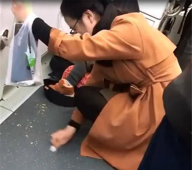 着孩子|宝妈带娃乘地铁，没人让座只能蹲在地上，接下来一幕让所有人惭愧