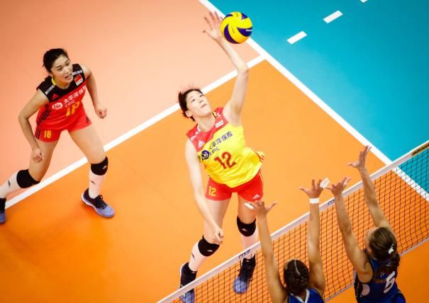  李盈莹|中国女排2大首发之争！以李盈莹未来否定现在，以1人过去否定现在