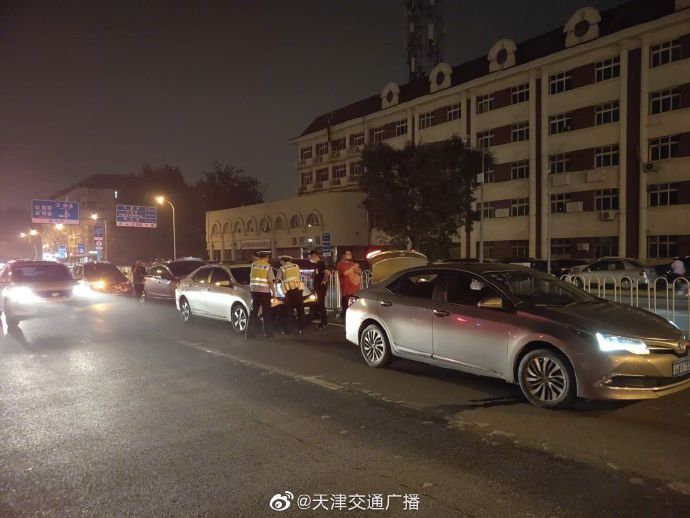  天津|天津 卫国道上四车追尾