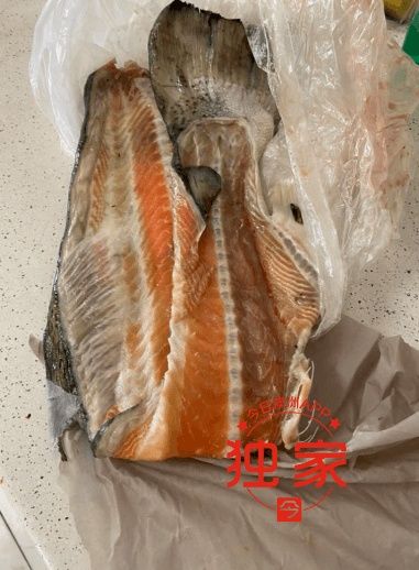 掩盖|“上面新鲜下面臭”,悉尼华女买到变质三文鱼骨,反被骂“有病”!“故意掩盖,性质恶劣”