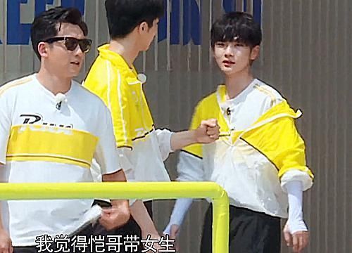 何洛洛|周震南跟陈立农同队,商讨跟蔡徐坤对决的方法,谁注意何洛洛咋做的