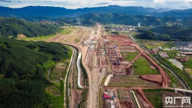 征集志愿|早新闻丨广西一男子带孩子坐扶梯只顾玩手机,揪心的一幕发生了