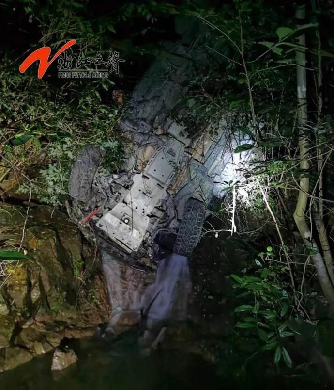  夫妇|揪心！一对年过半百的驴友夫妇，驾车冲下40米高瀑布