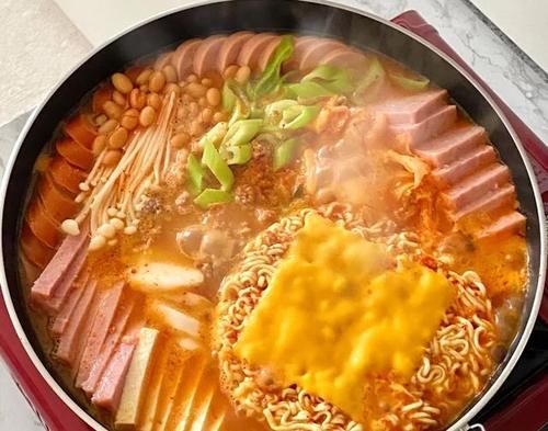  在家|今天就来还原韩剧里最正宗的做法，只需4步在家做，最后的汤底还可以用来炒饭真的太香了，好吃又开胃