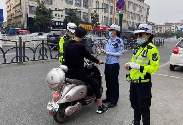 大妈|滨海这位大妈不戴头盔还彪悍抗法，并称“我女婿是你顶头上司”！