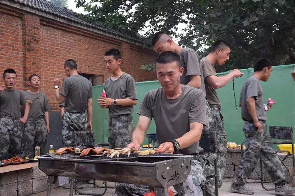 羡慕|解放军野外驻训伙食怎么样?小龙虾、烤全羊随便造!能羡慕死印军