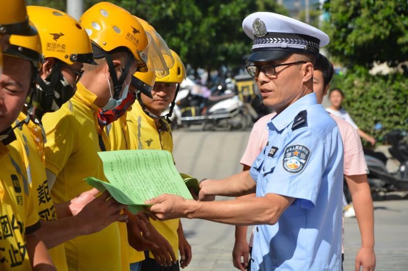 宣传|大荔公安交警走进美团外卖开展“一盔一带”宣传活动