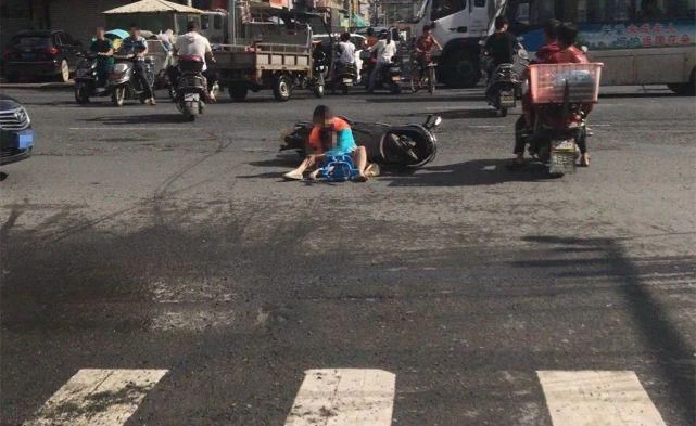  炎炎|事故！炎炎烈日，潮汕一女子怀抱小孩坐在一路口处…