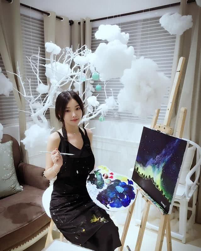  家里|带你看看童菲住的豪宅，住着很普通的房子，跟明星的身份不太相符