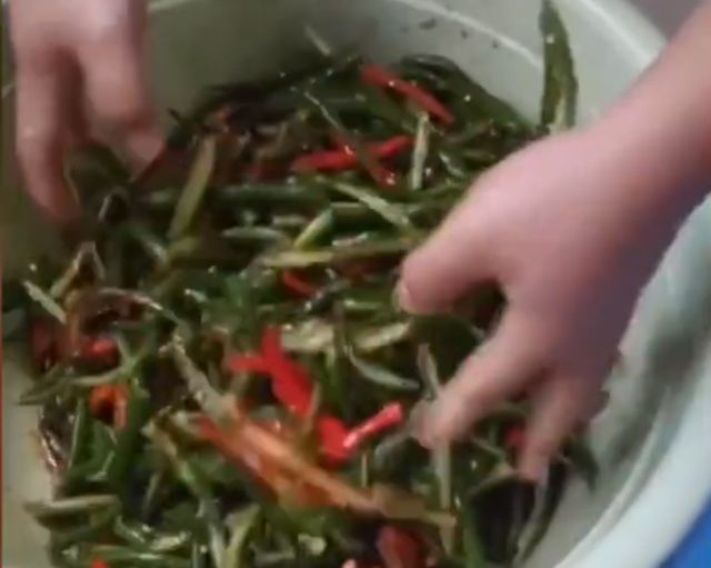  腌制|高校男生宿舍徒手腌辣椒，网友：是个狠人