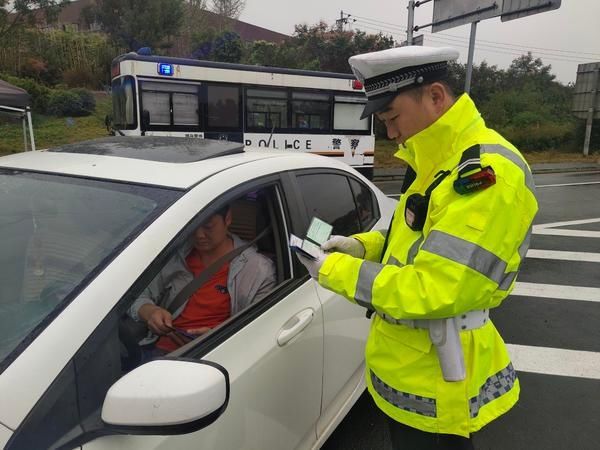 双节|新密交警双节期间全力为群众出行安全保驾护航