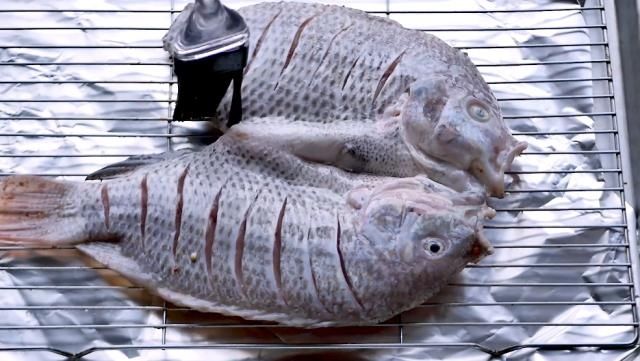  在家|原来烤鱼的做法这么简单！3分钟教你在家做，麻辣酥脆真心解馋