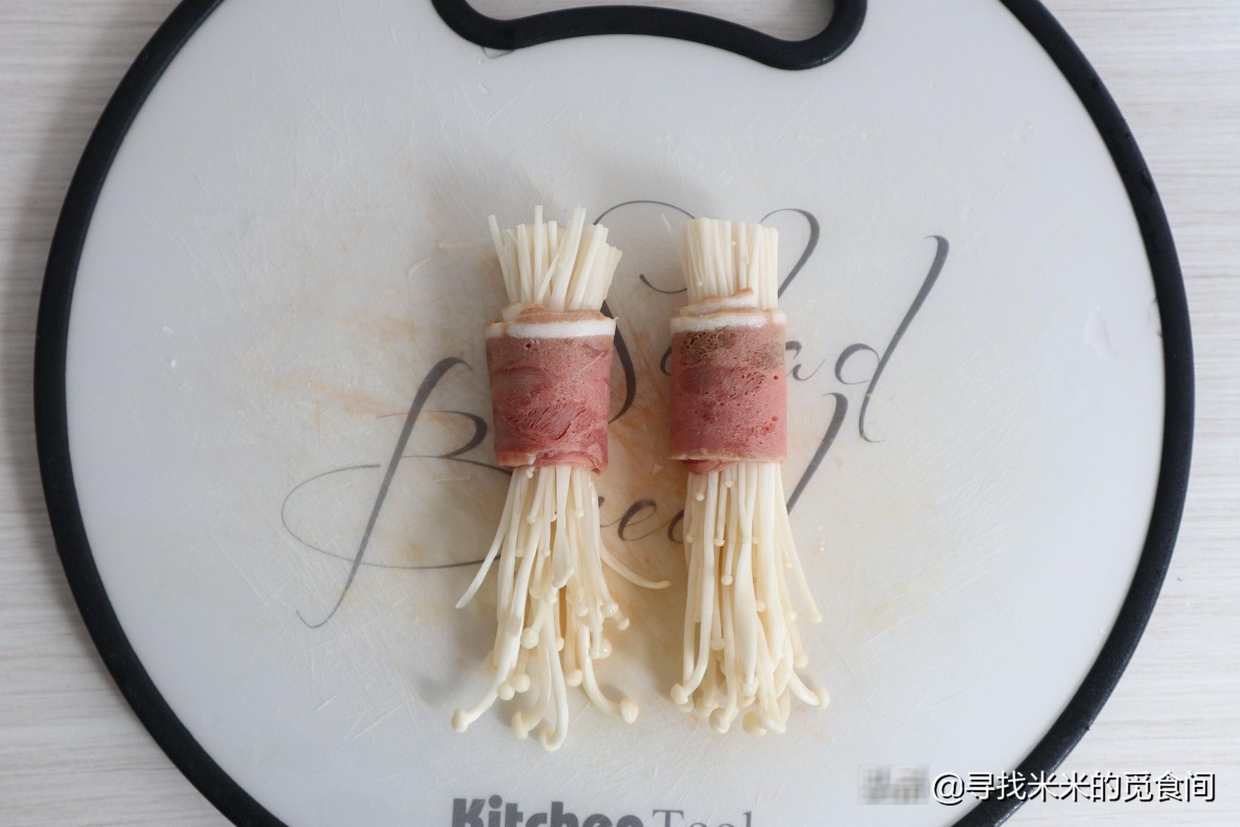 美味|培根金针菇这样做,鲜香美味口感好,酱汁拌饭更过瘾,太下饭了