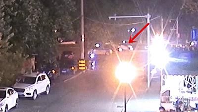  驾驶|轿车顶着电动车猛冲30多米！司机下车惊恐：人去哪了？