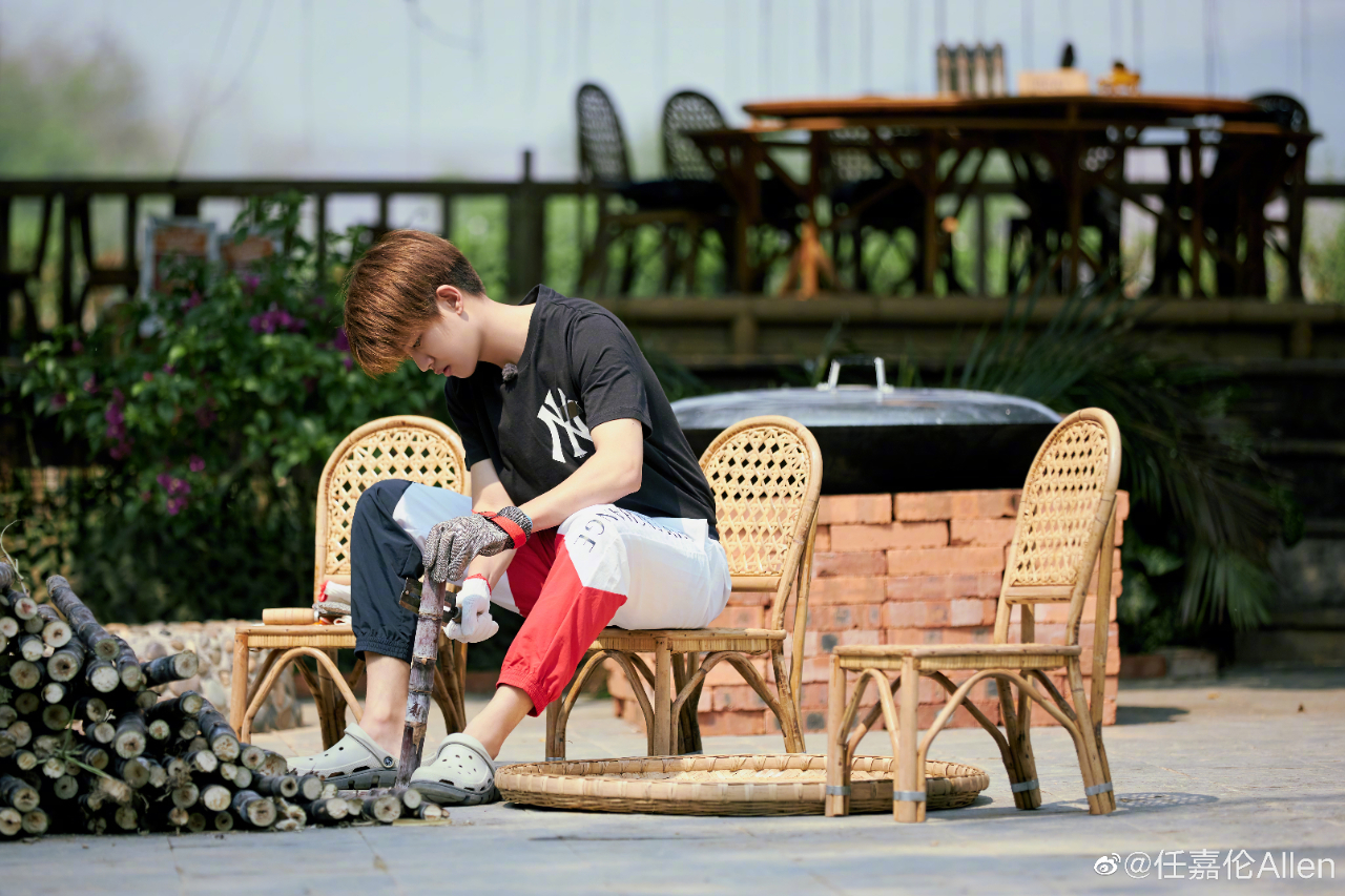 信心|何炅帮忙cue《锦衣之下》,任嘉伦有话要说