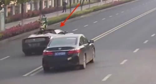  辆法拉利|男子租300万法拉利谈生意，刚出门就撞绿化带，差点破产