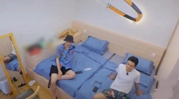 王一博跟韩东君|节目组“抽查”王一博房间,不料床上物品成焦点,一看就不好惹