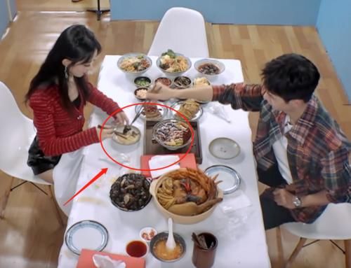  听清|王一博推荐赵丽颖吃螺蛳粉，听清他对螺蛳粉的点评，螺蛳粉忠实粉无疑了