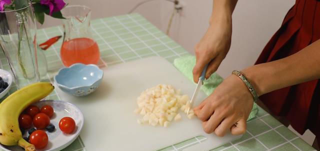  冰凉|夏天太热！来一杯水蜜桃气泡水，冰爽解渴，冰凉透心，做法简单