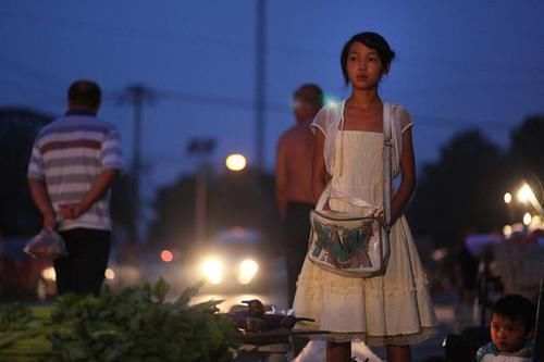  小女孩|实拍：农村9岁小女孩暑假在街头卖菜，最大心愿是能上大学