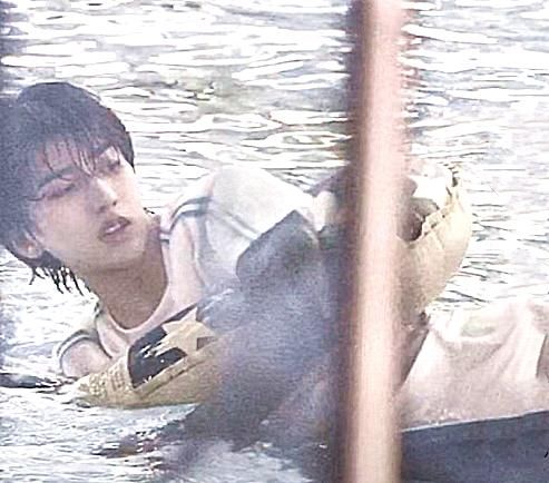  精致|《奔跑吧》最新泳池照：蔡徐坤奶包，何洛洛精致，周震南认不出