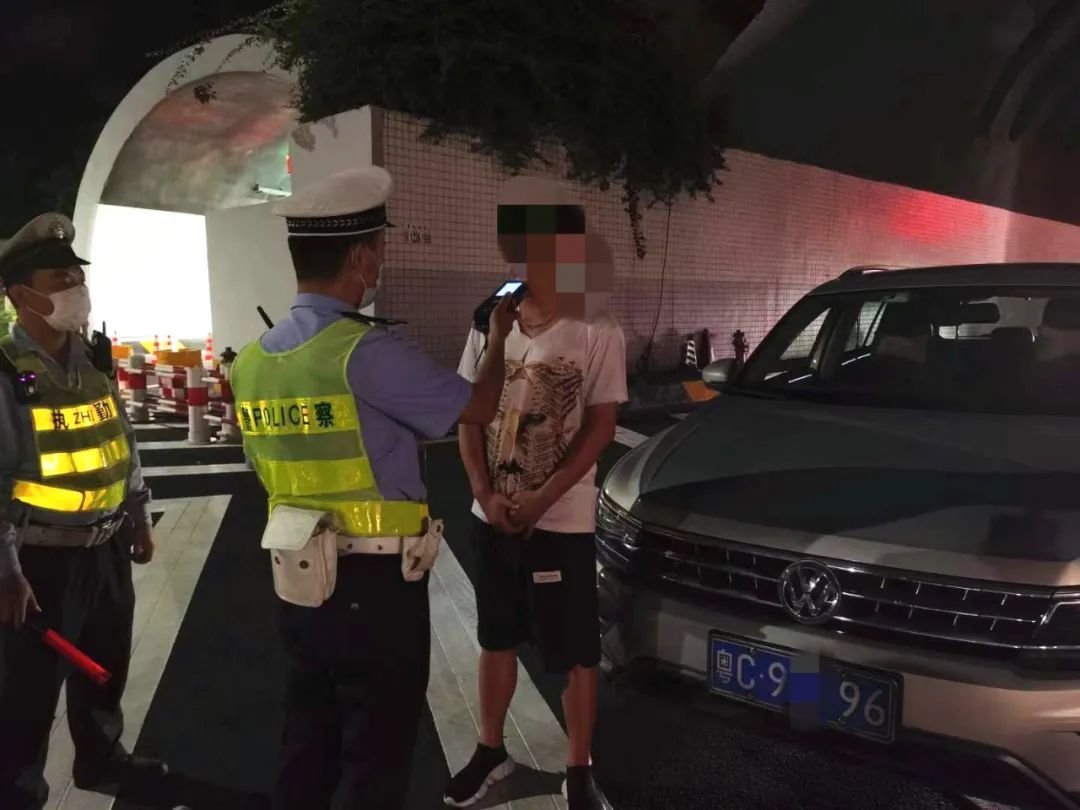  男子|珠海两男子凌晨去看海途中被抓！害得母亲半夜惊醒去探他……