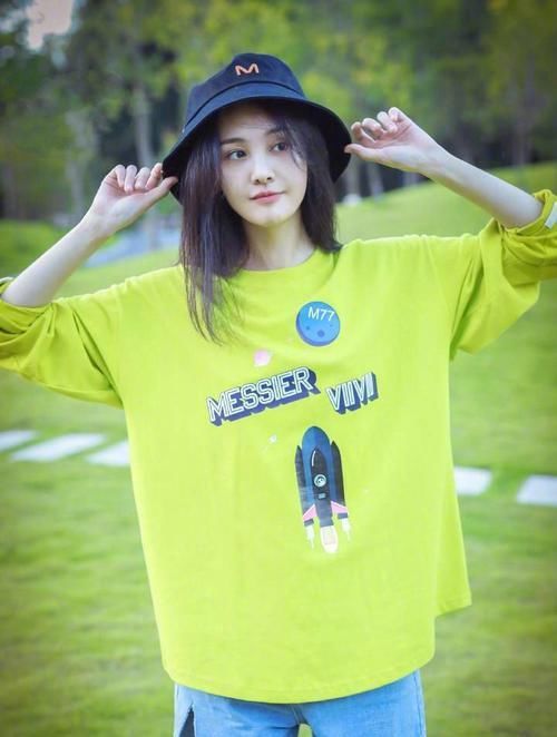  连衣裙|郑爽穿粉色连衣裙配白色长袜甜美温柔，手拿超大彩虹棒棒糖好俏皮