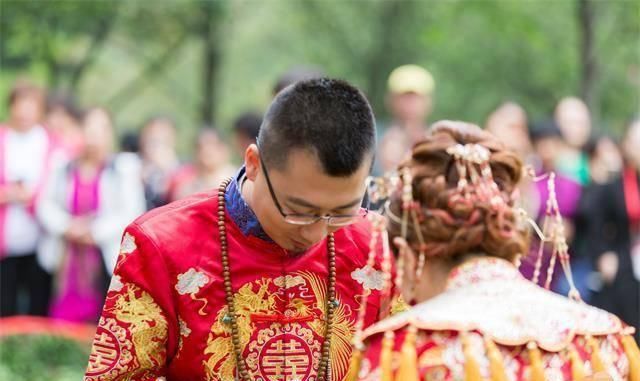 婚姻|接亲时，新娘索要8.8万开门费，说开门红，新郎连问三句转身离去