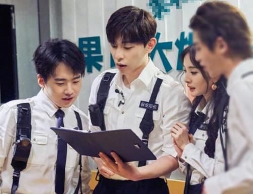  队友|玩不起？邓伦因胆小把队友关电梯外面，被质疑后联系节目组重新剪辑