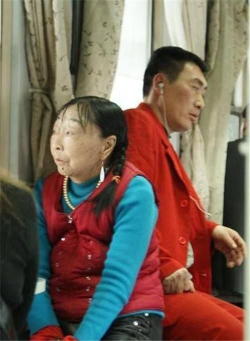 婚后|27岁东北小伙，不顾反对坚持娶59岁老太，婚后住农村称：我很幸福