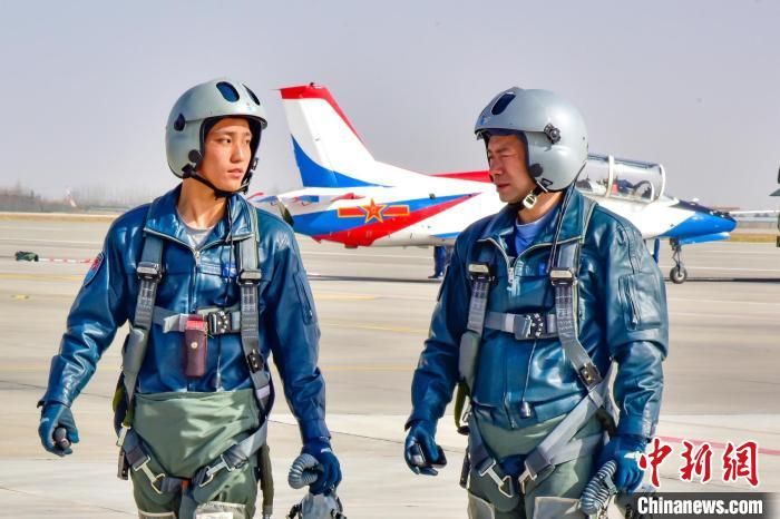 空军西安飞行学院某旅组织目视课目单飞训练