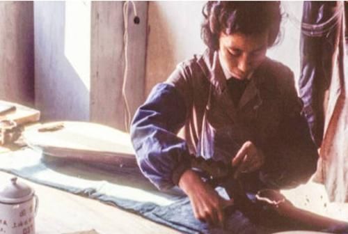 衣服|30年前的农村温暖老照片，图3的游戏很多人记得，图9在做新年衣服