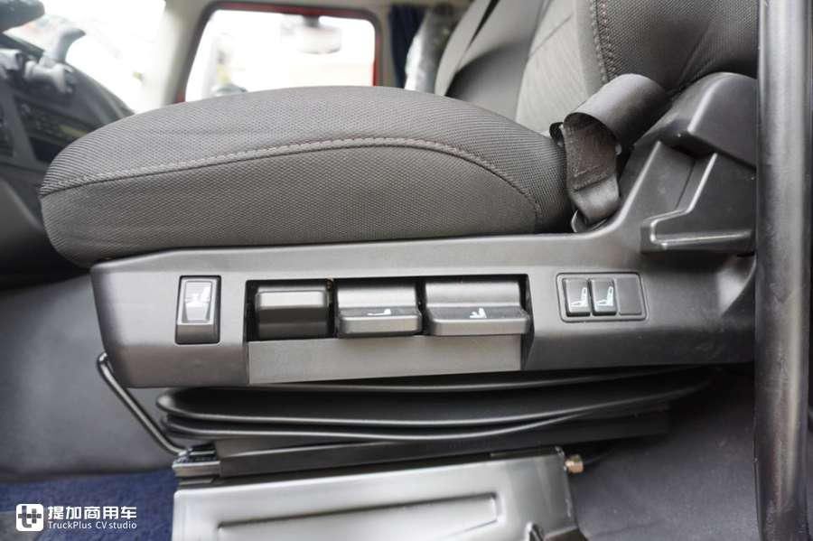  推出|解放J6P推出一款砂石料运输牵引车，配置怎么样？实拍带你看看