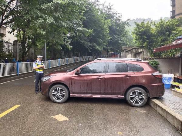 占用|男子停车占用一半车道太＂霸道＂，民警冒雨及时纠违保畅通