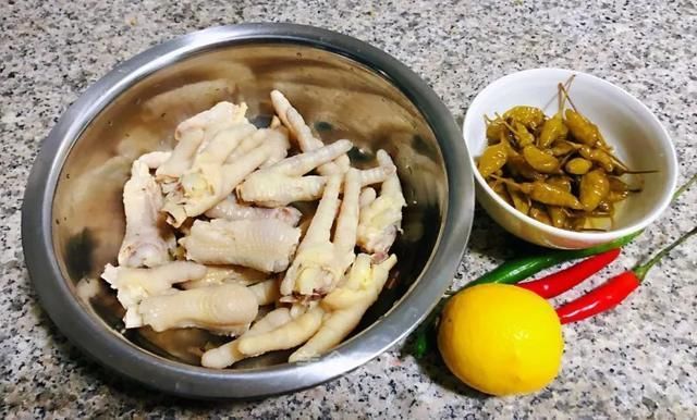  切成|这样做鸡爪真的太好吃了，越吃越上头！你们一定要试试看！