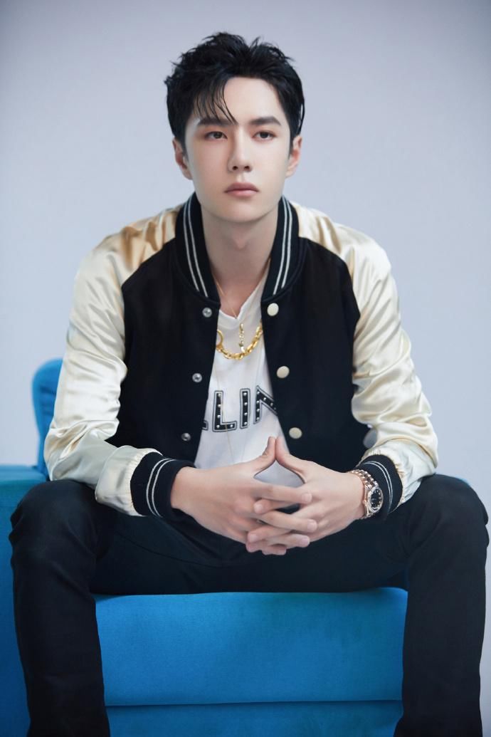 王一博|这就是街舞一起火锅吧:王一博吃毛肚忘记涮了,给王嘉尔安利糖蒜