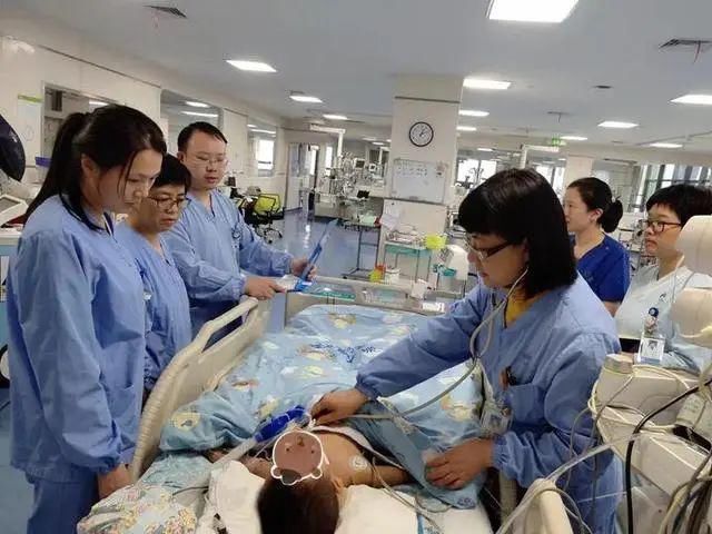 男孩|两年前从18楼坠落！7岁男孩创造奇迹：我要自己走路去上学