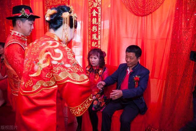 适度|盘点各类奇葩婚礼，热闹背后存隐患，婚礼正确打开方式是适度而为