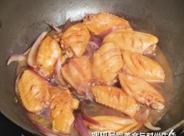 做法|懒人鸡翅做法，不用炒不用油，往锅里一丢，香甜多汁，又嫩又入味