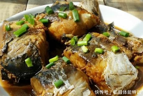鱼肉|炖鱼时,别放酱油和醋了,大厨分享1招,鱼肉又鲜又嫩,还不腥