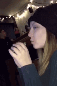 搞笑|搞笑GIF：主人假装晕倒，那只假装看不见的你是不是有点过分了！