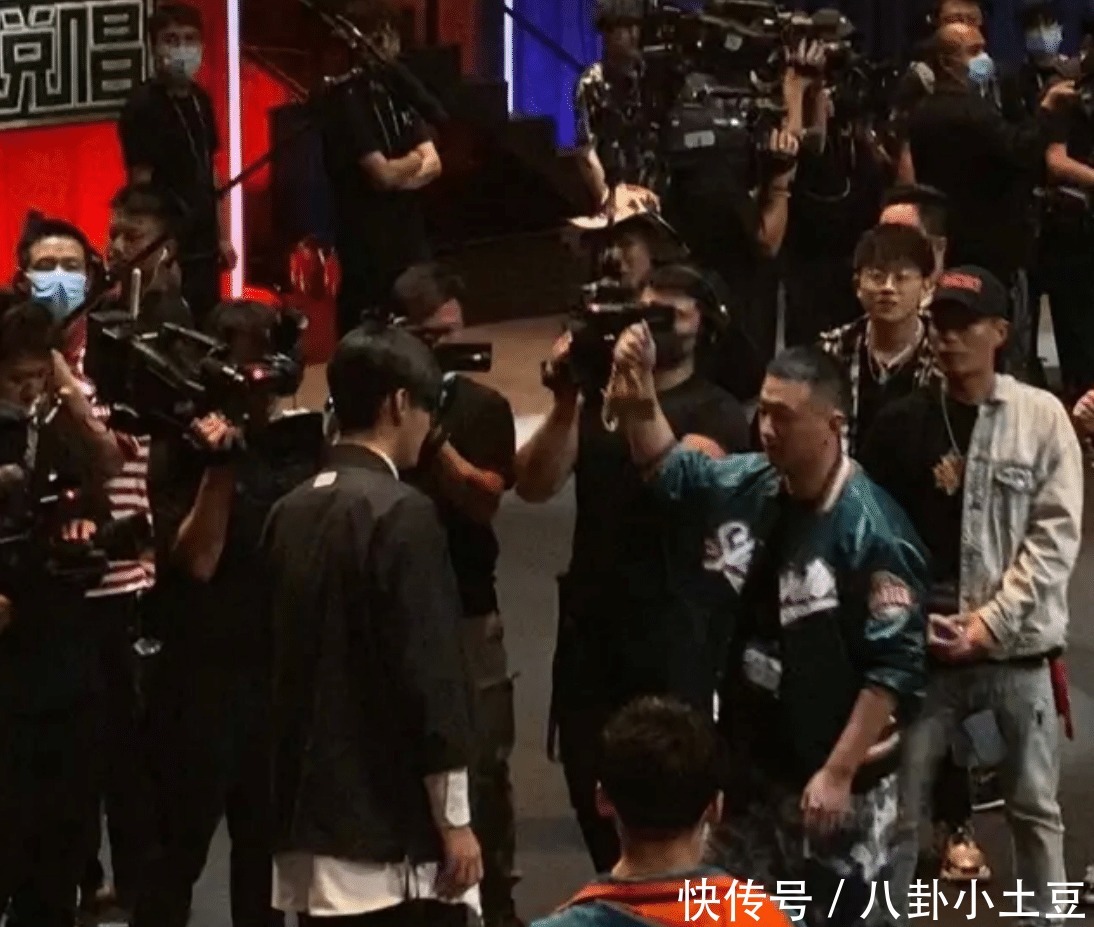 方言rap|可怜的张靓颖,被新说唱选手喷成“筛子”,和当年邓紫棋如出一辙