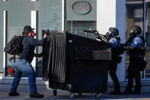 紧急|白宫紧急封锁,CNN总部被砸!中国驻美使馆发出提醒!