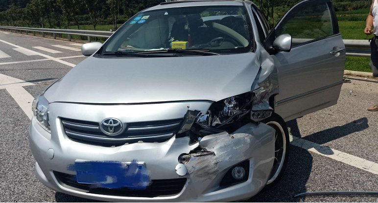  车祸|小车车祸撞变形，幸好司机做对了这件事……