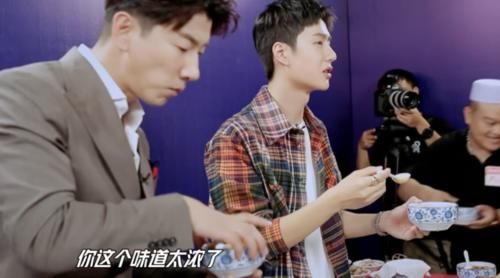  王一博|赵丽颖和王一博同吃一碗胡辣汤，谁注意她的避嫌反应？难怪王一博不介意