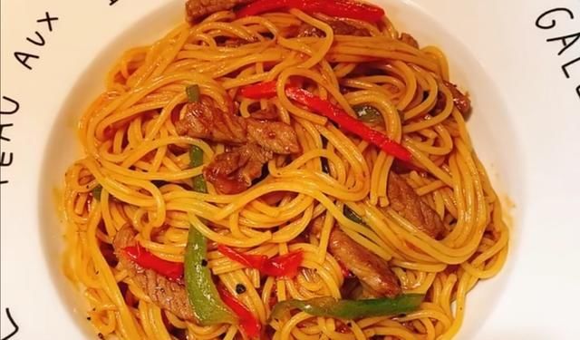 黑椒牛柳意面|想吃意面自己在家做,既好吃又省钱,面条根根有味又富有嚼劲