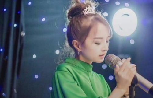  孩子的身高|130cm“袖珍女孩”走红，长相甜美，身姿曼妙，网友：还以为有170